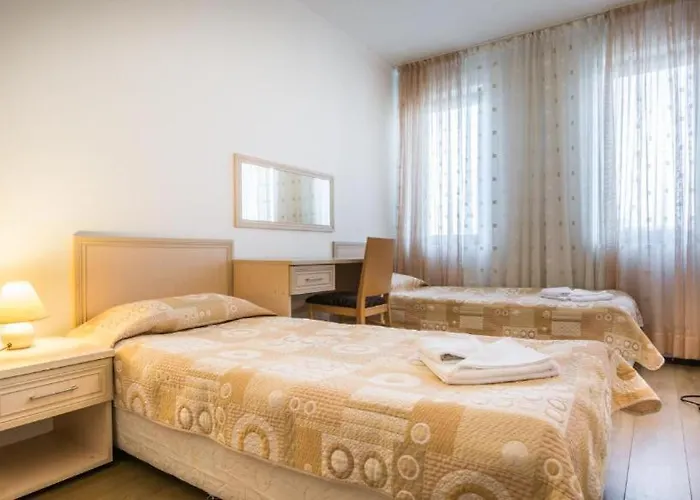 студио, стената *